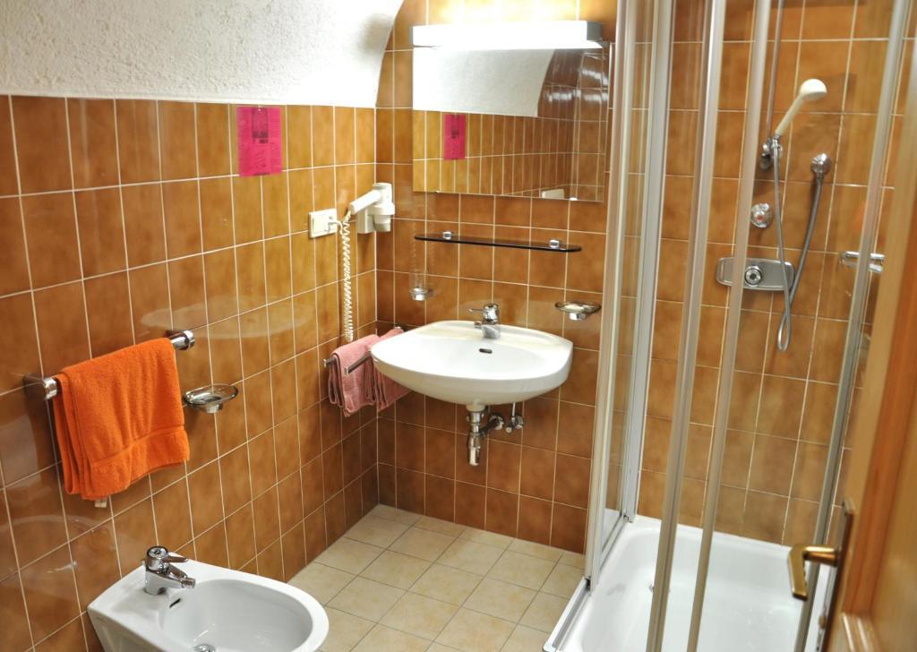 Hotel Grauer Baer Брессаноне Номер фото